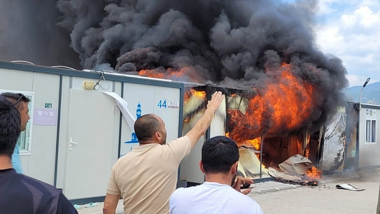 Depremzedeleri korkutan yangın!