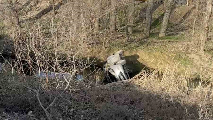 Dereye uçan otomobilin sürücüsü yaralandı