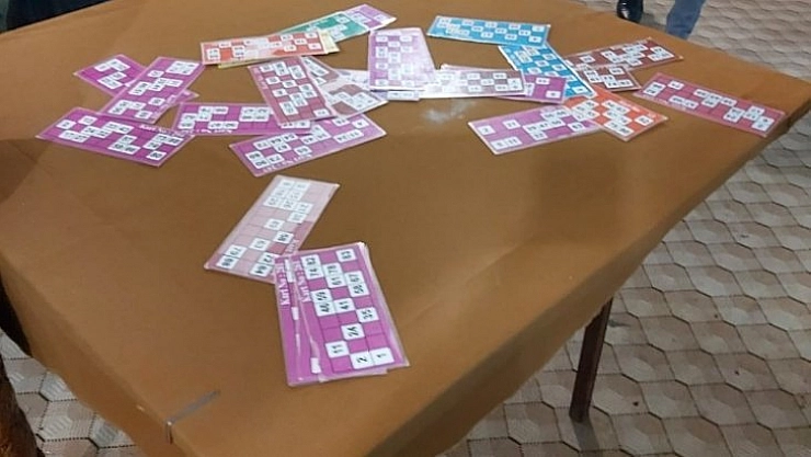 Dernekte kumar oynarken yakalandılar