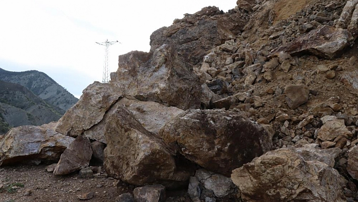 Dev kayalar yolu ulaşıma kapattı