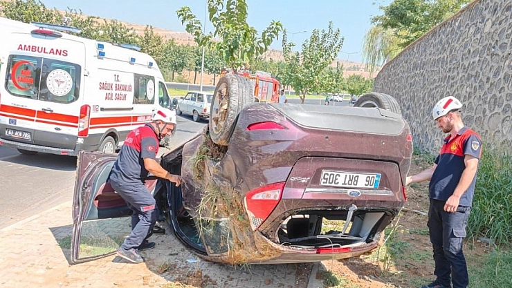 Devrilen araçtaki 2 kişi yaralandı