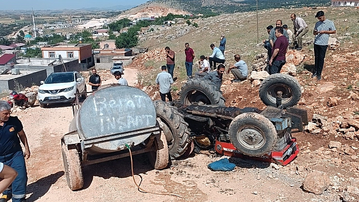Devrilen traktörün altında kalarak ağır yaralandı
