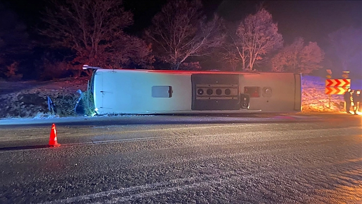 Yolcu otobüsü devrildi 18 yaralı