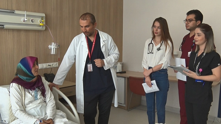 Devrim niteliğinde ameliyat: Kasıktan yeni kalp kapağı