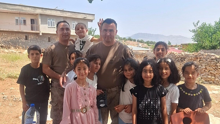 Dicle'de öğrencilerle kutladı