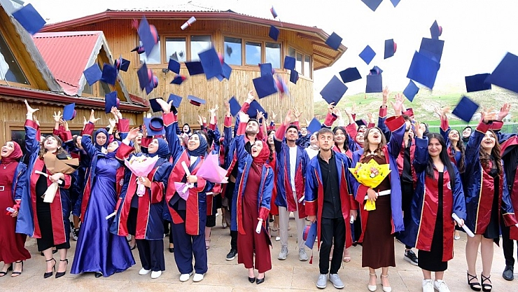 Diplomasını torunuyla birlikte aldı