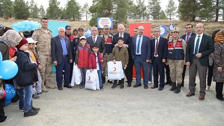 Çocuklar fidan dikti