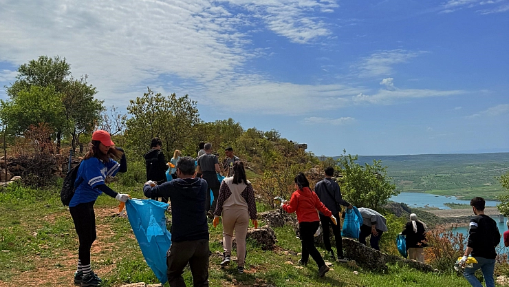 Diyarbakır'da doğaseverler torbalarca çöp topladı