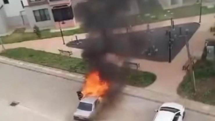 Diyarbakır'da otomobil park halindeyken yandı