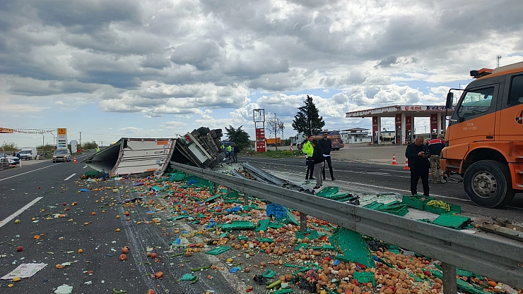 Diyarbakır-Şanlıurfa yolunda sebze yüklü kamyon devrildi: 1 ölü