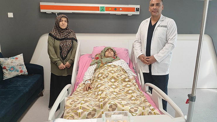Dizinde taşlaşmış 24 kitleyle 15 yıl yaşadı! Aynı anda iki ameliyat oldu…