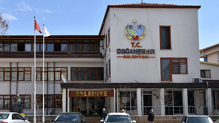 Doğanşehir Belediyesi tabelasına bakın hangi ibare eklendi..!