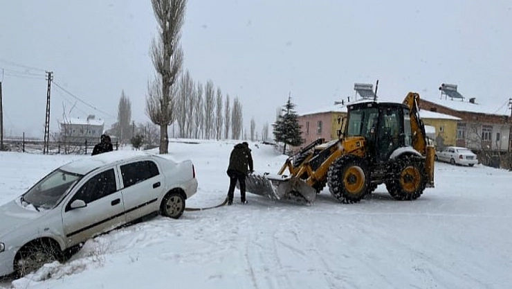 Doğanşehir'de karla mücadele devam ediyor