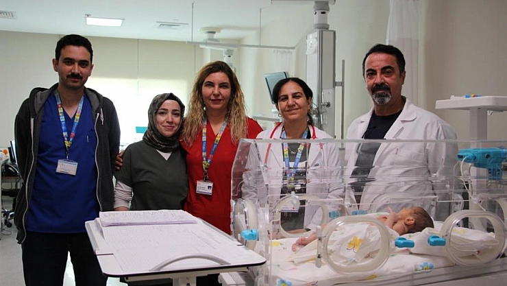 Doğuştan bağırsağının bir kısmı olmayan bebek, sağlığına kavuştu