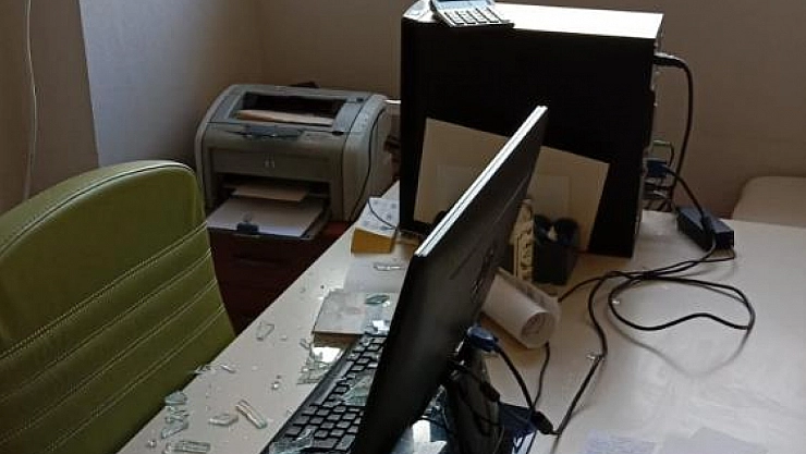 Doktorun odasını taşladılar