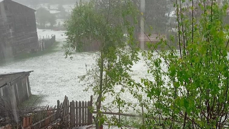 Dolu sonrası köy beyaz örtüyle kaplandı