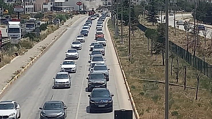 Dönüş yoluna geçen tatilciler uzun araç kuyrukları oluşturdu