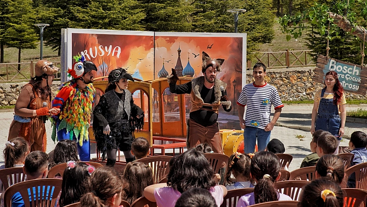 'Dünya Bizim Evimiz' tiyatro oyunu büyük ilgi gördü