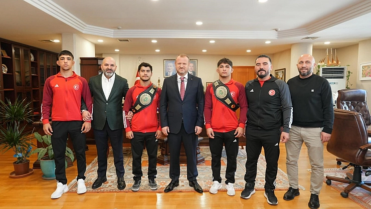 Dünya şampiyonu güreşçilerden RTÜK'e ziyaret