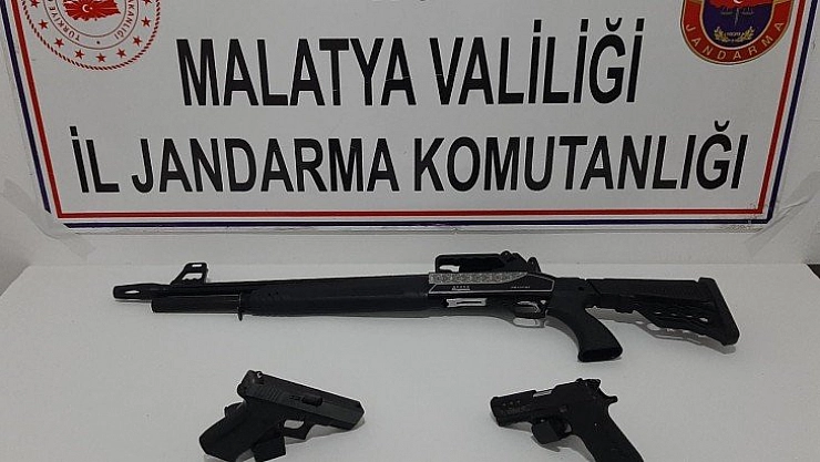 Araçta silahlar ele geçirildi