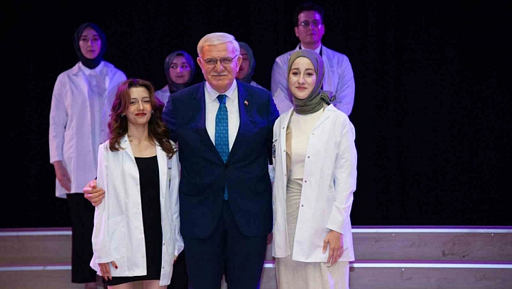 Öğrenciler beyaz önlük giydi