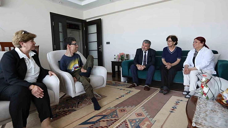 Engelli annesini duygulandıran ziyaret