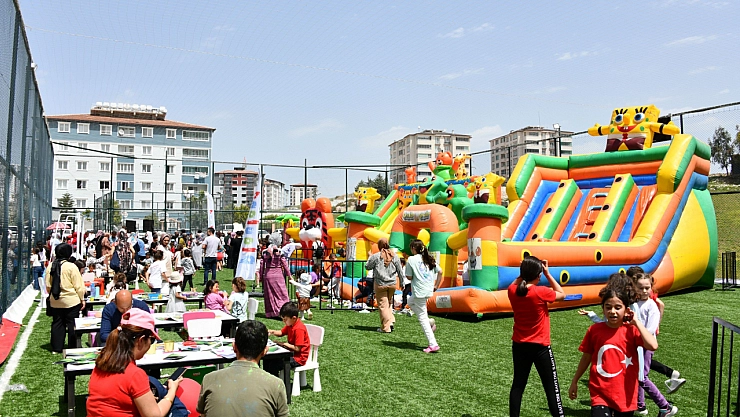 Eğlence Tırı' 23 Nisan'da depremzede çocukların yüzünü güldürdü