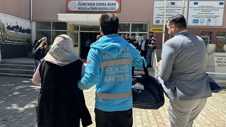 Ekiplerin yardımıyla sandığa gittiler
