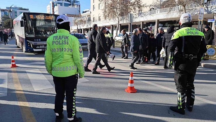 Önce yayalara