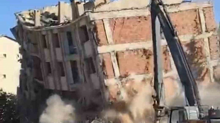 Ağır hasarlı binalar tek dokunuş ile yıkıldı
