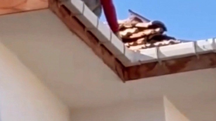 Elazığ'da çatıda tehlikeli çalışma
