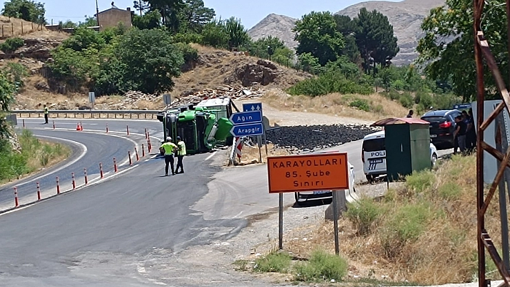 Keban'da Tır Devrildi, Sürücü Yaralandı, Kömürler Yola Saçıldı!