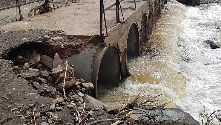 Elazığ'da heyelan nedeniyle yol ulaşıma kapandı