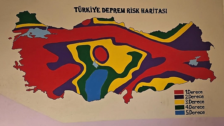 Elazığ'da öğrenciler okul duvarlarını süsledi