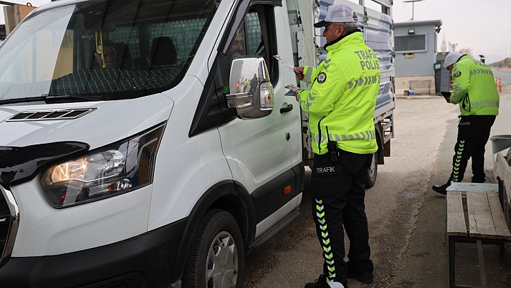 Elazığ'da trafik ekiplerinden kış lastiği denetimi
