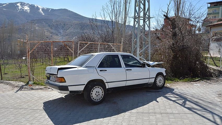 Elektrik direğine çarptı