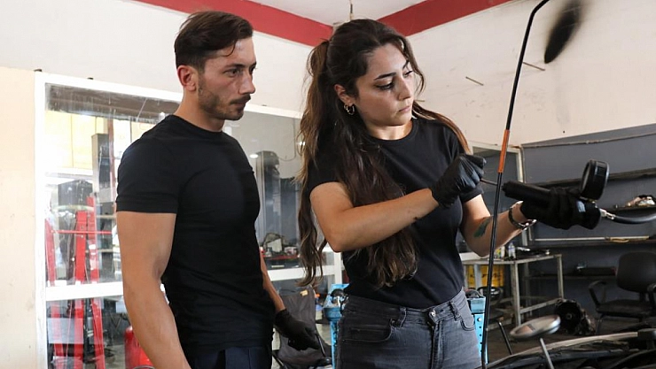 Eleman bulamayınca eşini usta olarak yetiştirdi