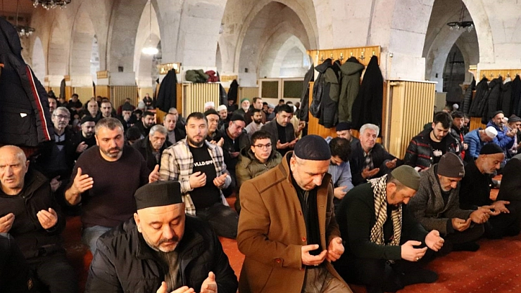 Eller mazlumlar için semaya kalktı