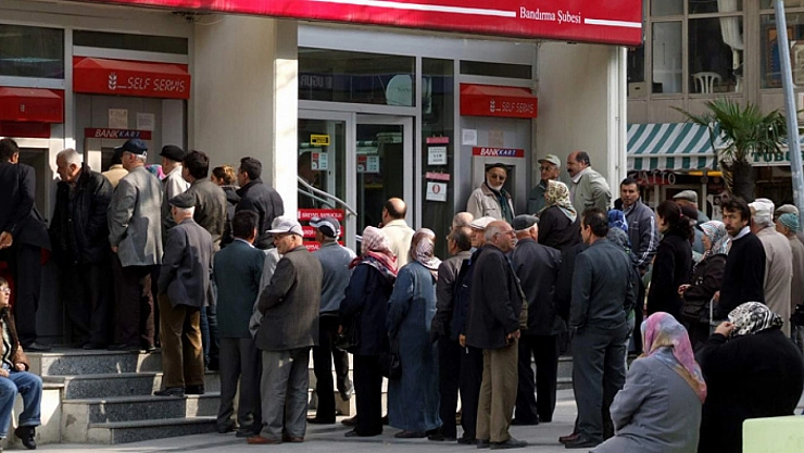 Emeklilerin beklediği haber geldi: Bayram ikramiye farkı için tarih netleşti!