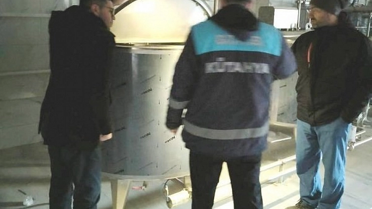 Süt ürünleri işleme tesisinde inceleme