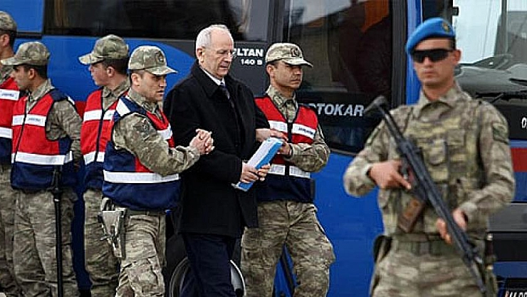 Emir subayı itirafçı oldu