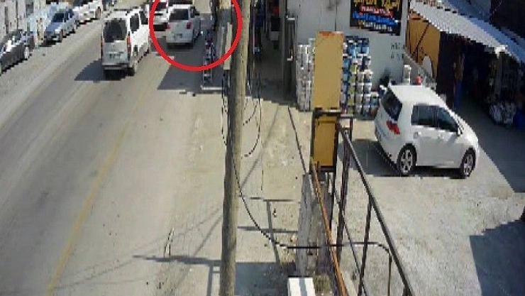 Emniyet şeridi ihlaliyle gelen kazayı yaya kıl payı atlattı