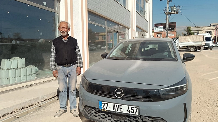 Engelli çocuğu için aldığı otomobil hasar aldı