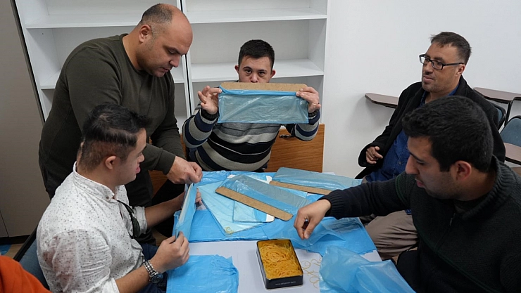 Engelli çocuklar galoş üreterek hayata tutunuyor