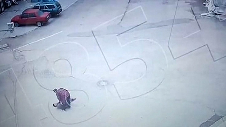 Engelli gence sokak ortasında saldırı