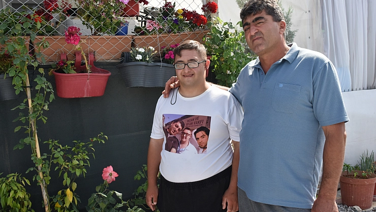 Engelli oğluna hem annelik hem babalık yapıyor!