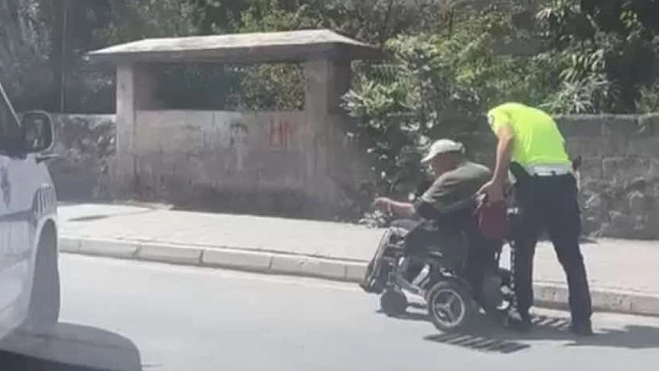 Engelli Vatandaşa Polisten Yardım Eli