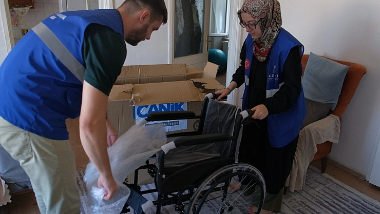 Engellilere tekerlekli sandalye desteği