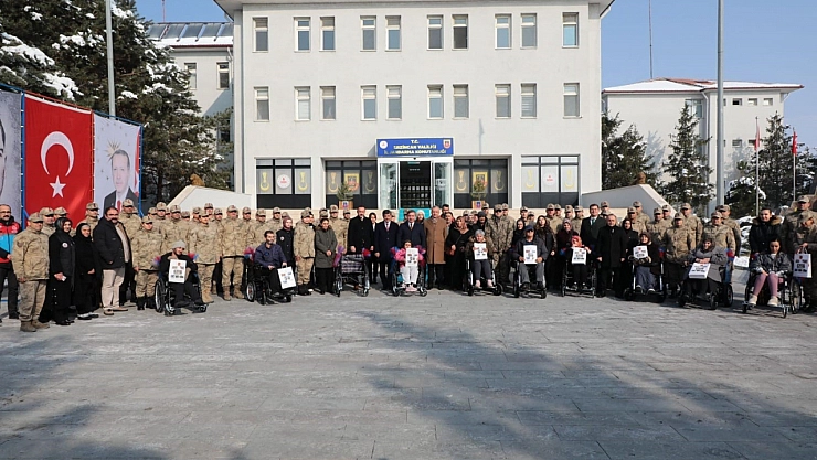 Engellilere tekerlekli sandalye desteği