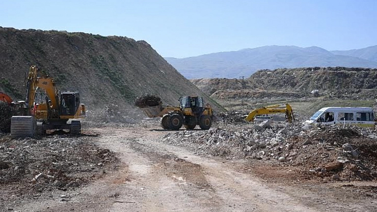Enkaz kaldırmada yoğun mesai: Malatya'da temizlik ve ayrıştırma sürüyor